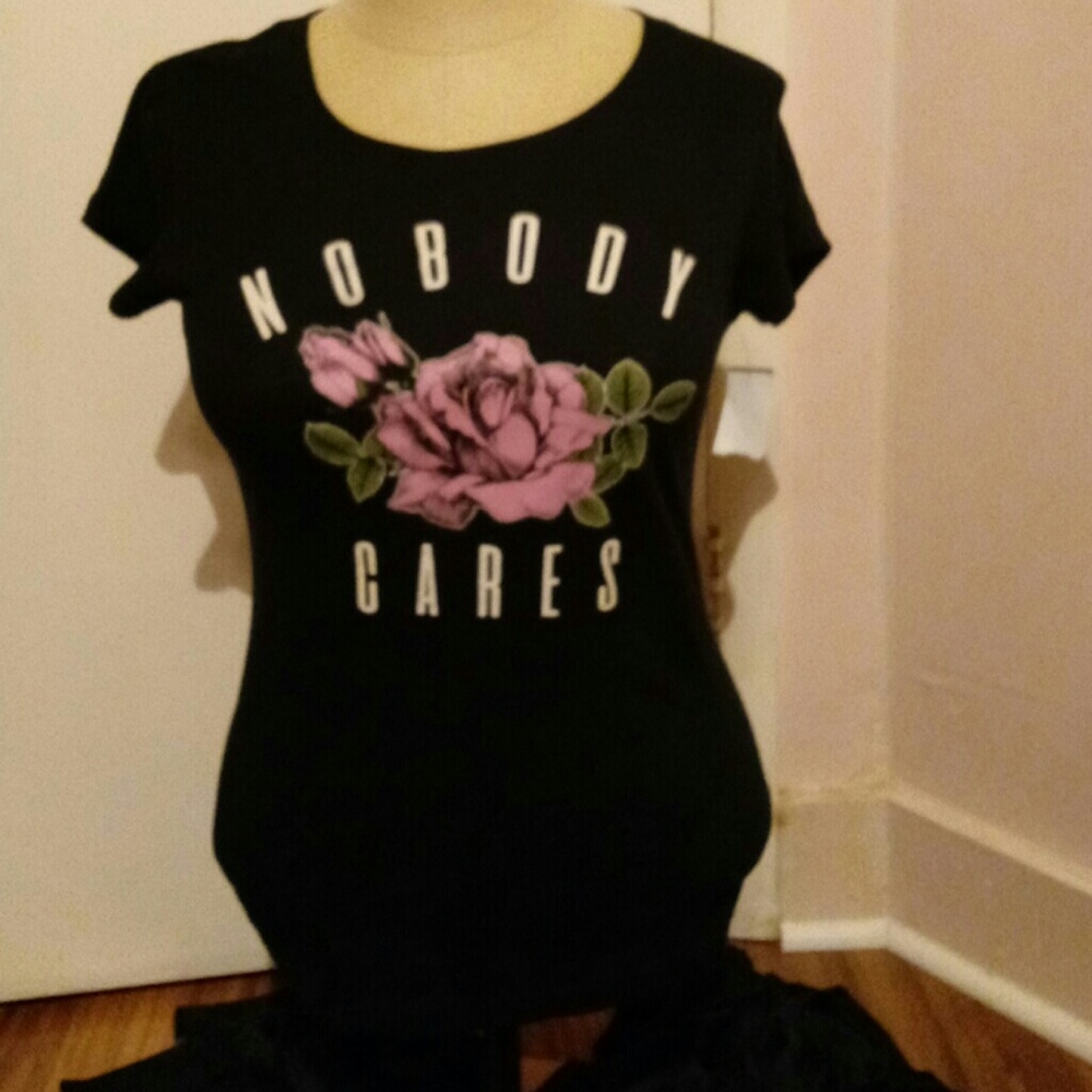 Black graphic tshirt